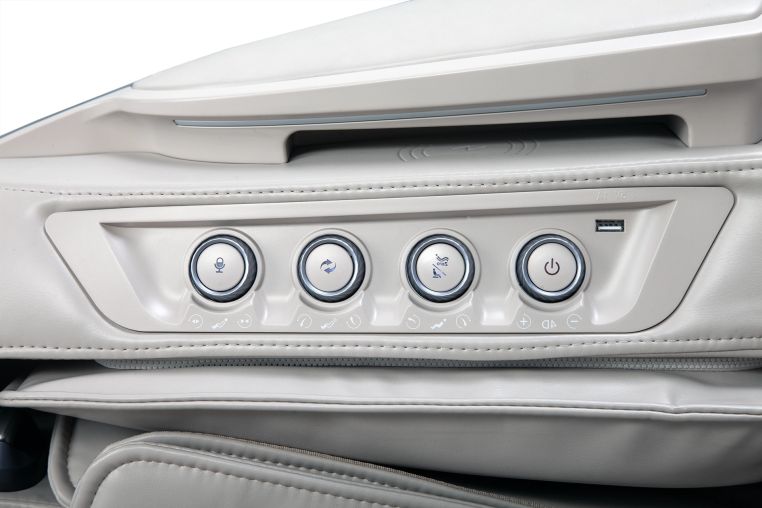 Домашнее массажное кресло Casada Skyliner 3 черно-белое фото 5